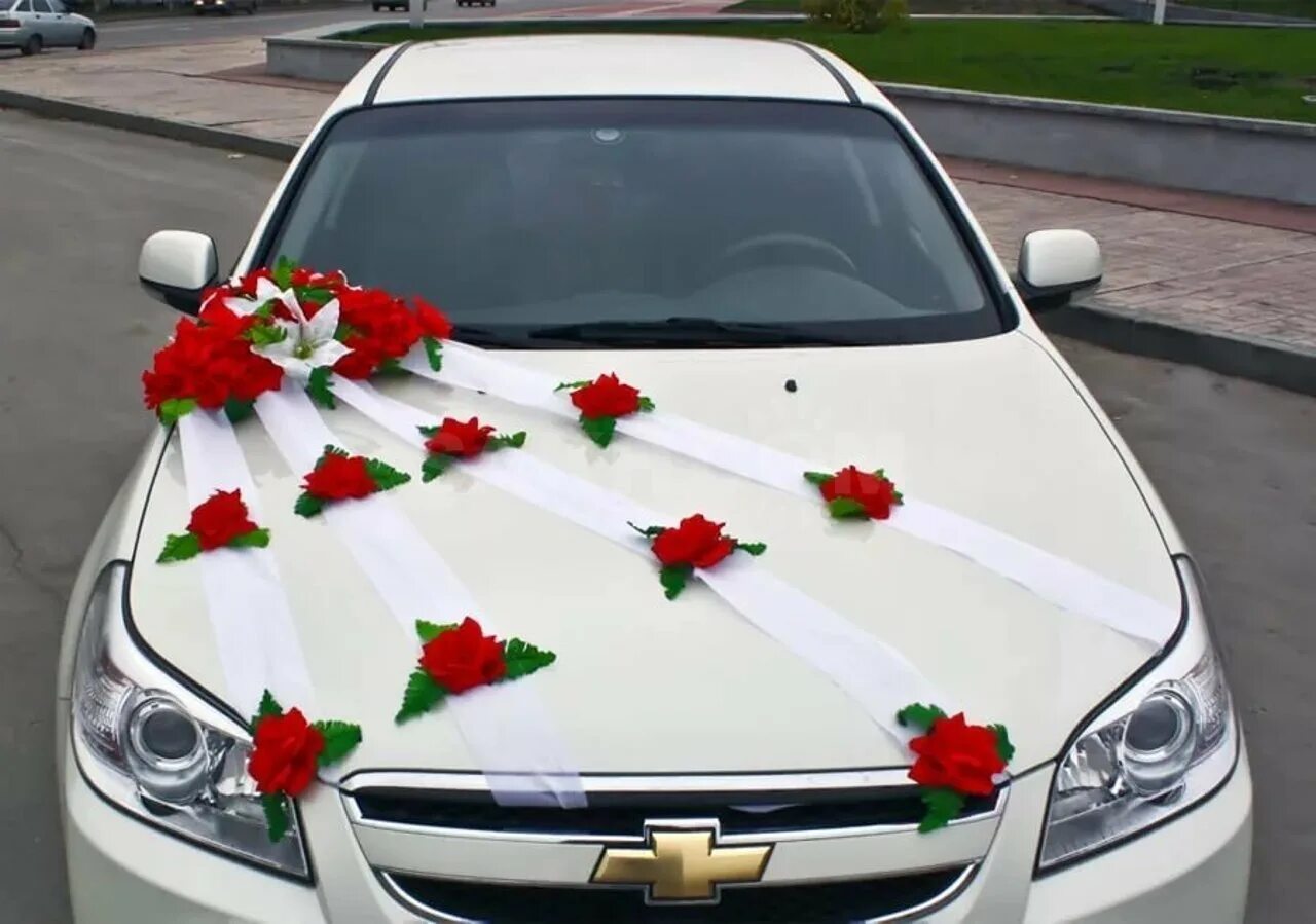 Украсим авто. Украшения на машину. Свадебные украшения. Украшение свадебного авто. Украшение машины на свадьбу лентами.