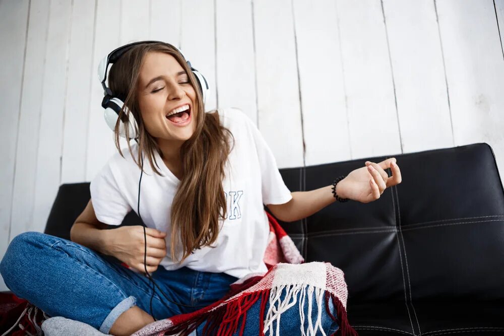 She listen to the radio. Человек в наушниках. Девушка в наушниках. Подросток в наушниках. Девушка подросток в наушниках.