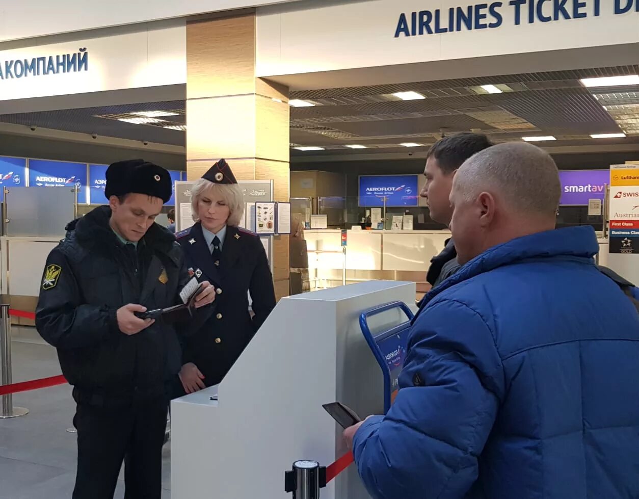 Депортация в пулково. Логинов Пулково. Логинов полиция Пулково. Полиция аэропорта Пулково. Транспортная полиция Пулково.