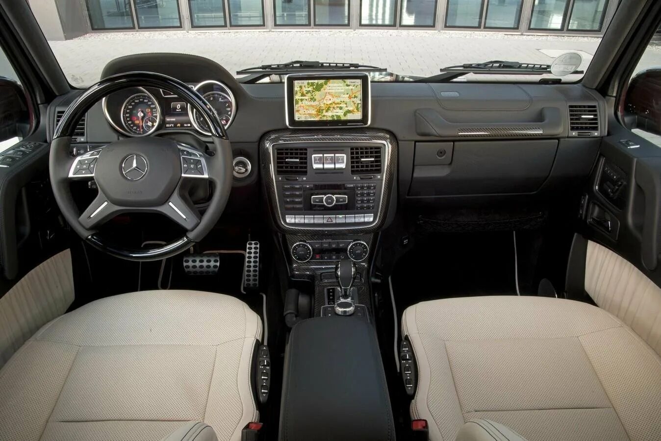 Салон mercedes-benz g-class g500. Гелик автосалон. Гелик автосалон. G class 2024. Гелик в автосалоне.