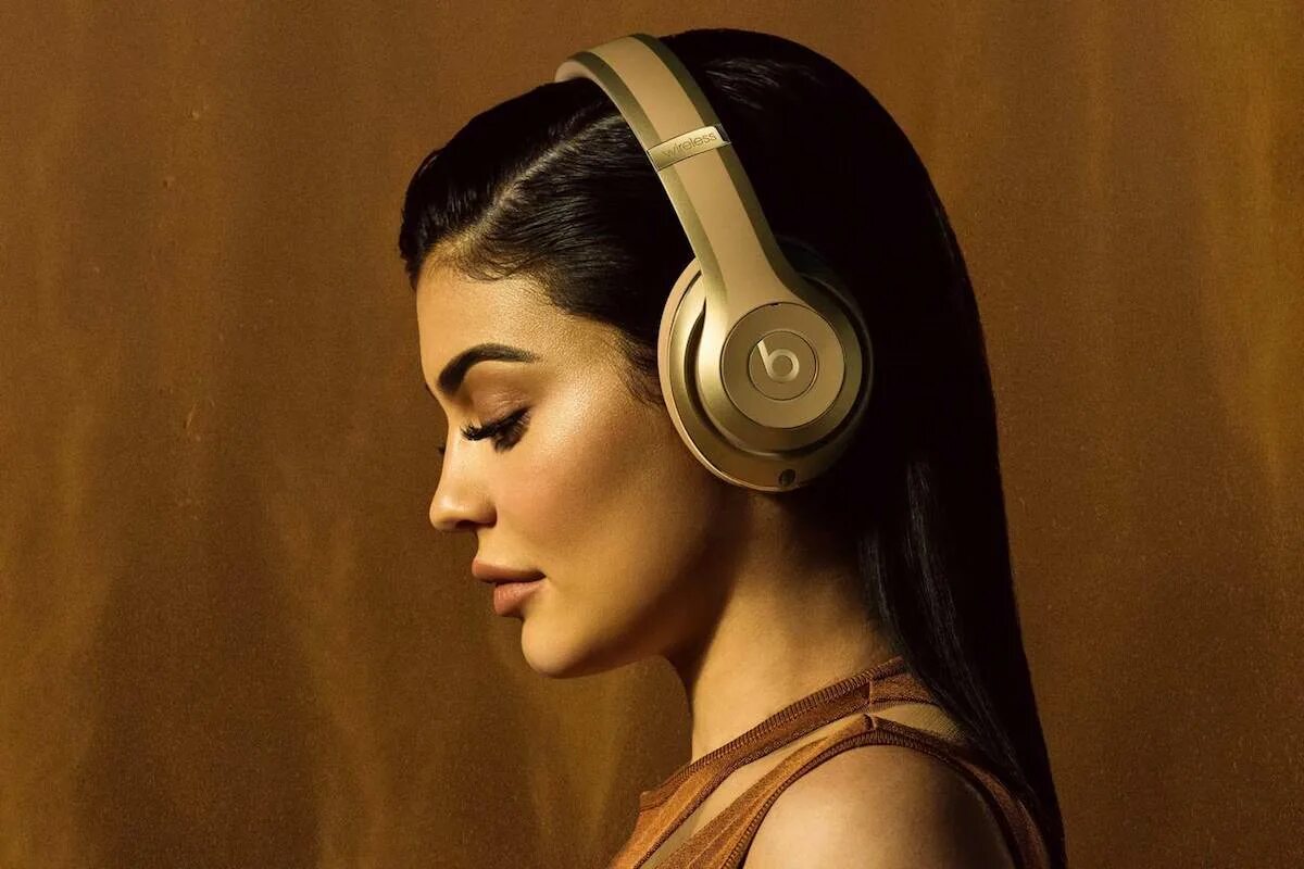Женщина любящая музыку лицо. Beats music. Game music. Aikko с девушкой. Fi ha s beats music.