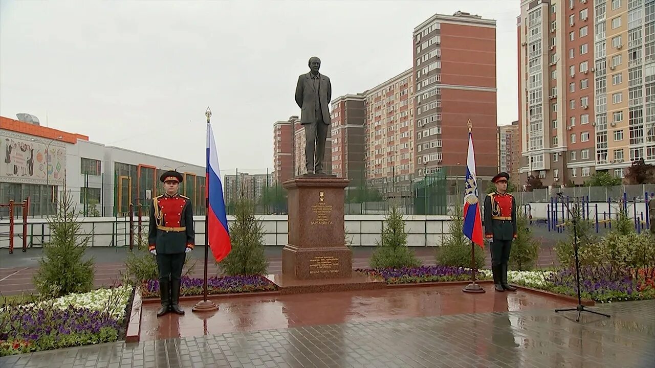 Памятник Вартаняну Геворку. Геворк Вартанян разведчик. Геворк Андреевич Вартанян разведчик. Памятник Вартаняну 2070. Школа 2070 героя вартаняна