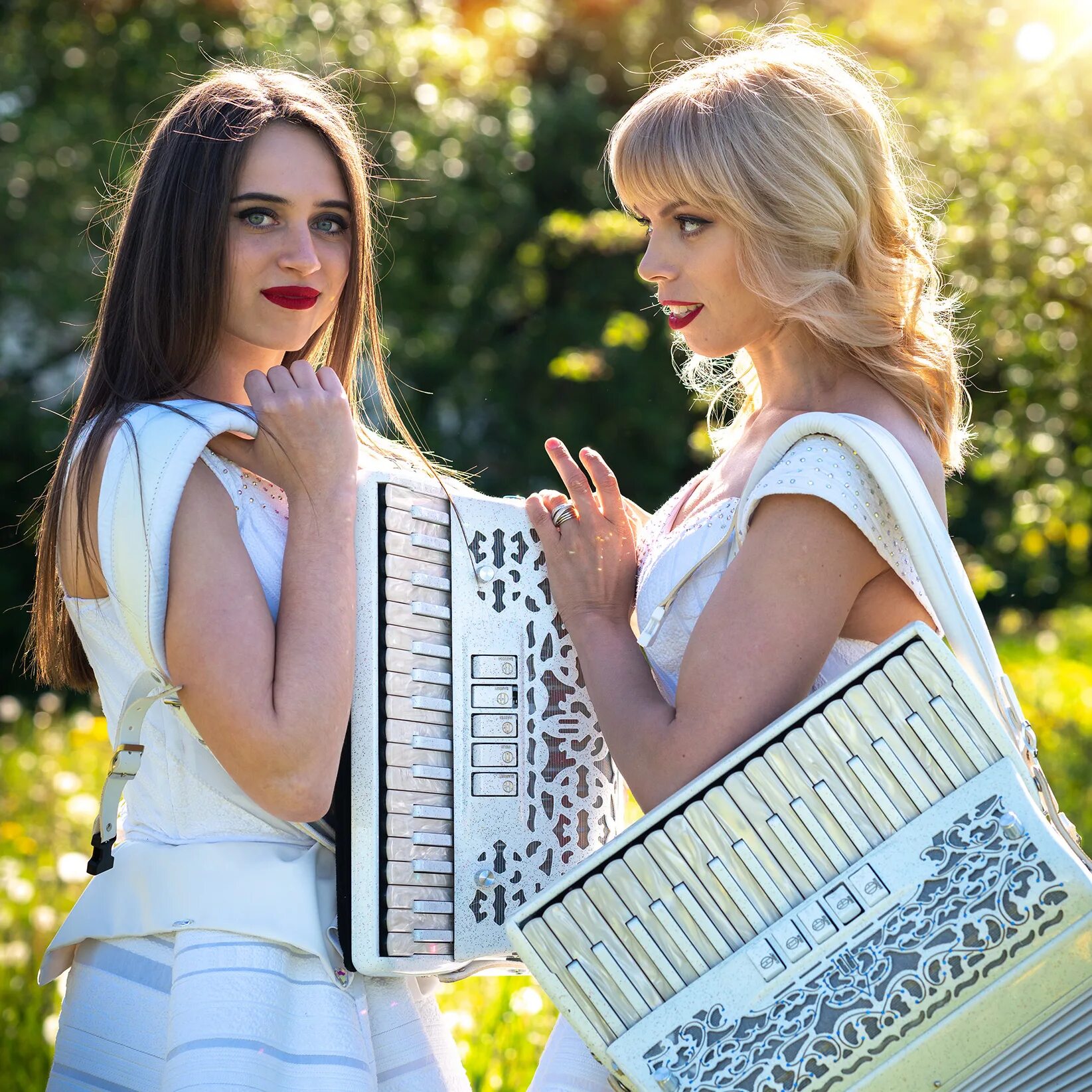 2 accordions дуэт "любаня". Анна аханова аккордеонистка. Дуэт любаня любовь аханова. Дуэт аккордеонисток любаня. Дуэт любаня аккордеон имена девушек.