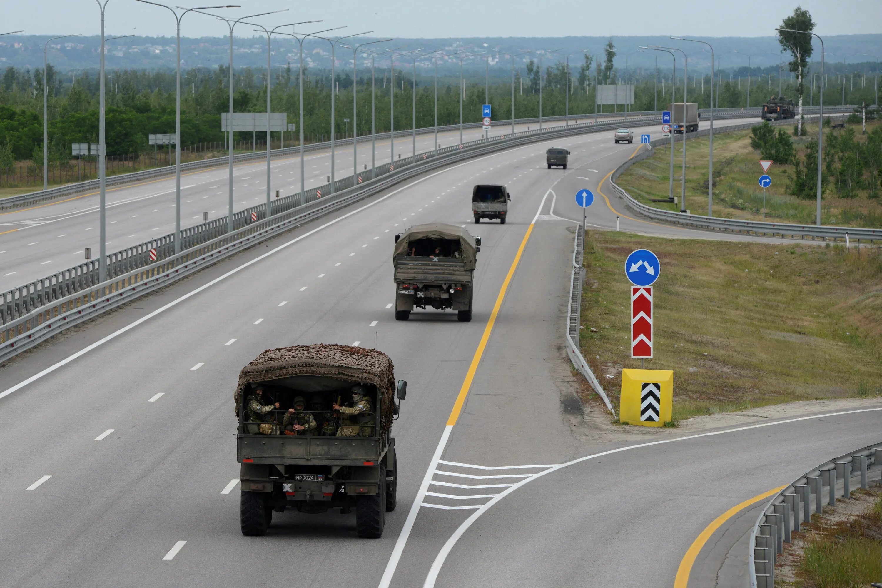 Колонны Вагнера трасса м4. Трасса м4 Дон. Трасса м4 Дон Воронеж. Автодорога Дон м4. Автомобиль едет по дороге проезжая 24 метра