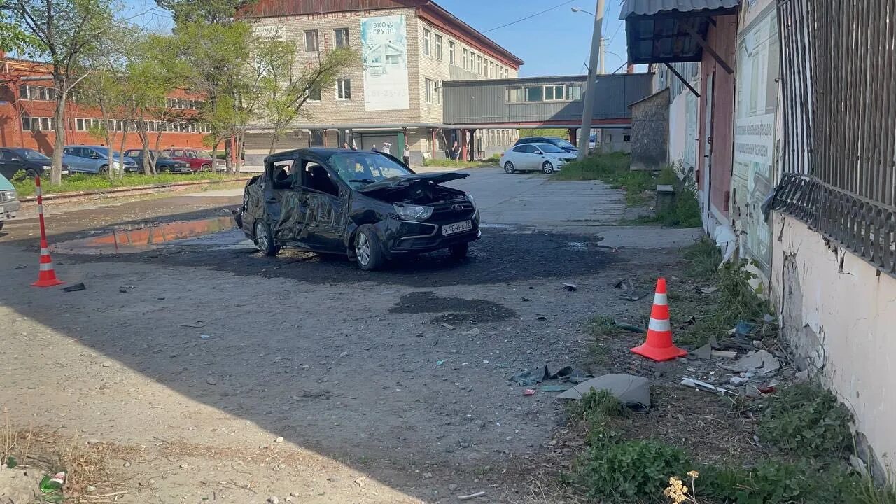 В Тюмени в результате ДТП на дороге загорелись машина такси и мотоцикл - фото, в