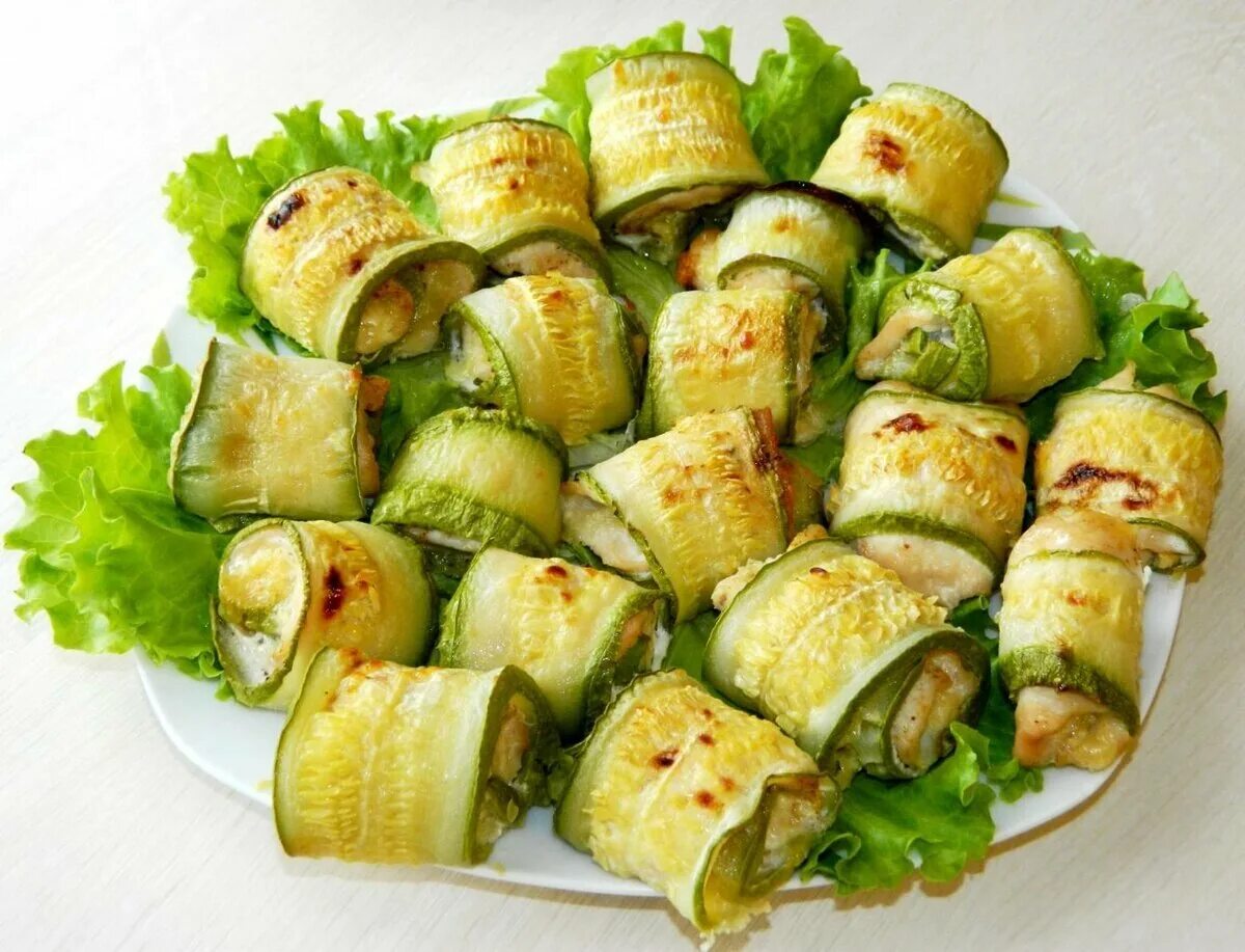 Цукини рулетики черри. Рулет из кабачка в духовке. Рулет из кабачка. Кабачки фаршированные рулетики. Рулет из кабачков с сыром.