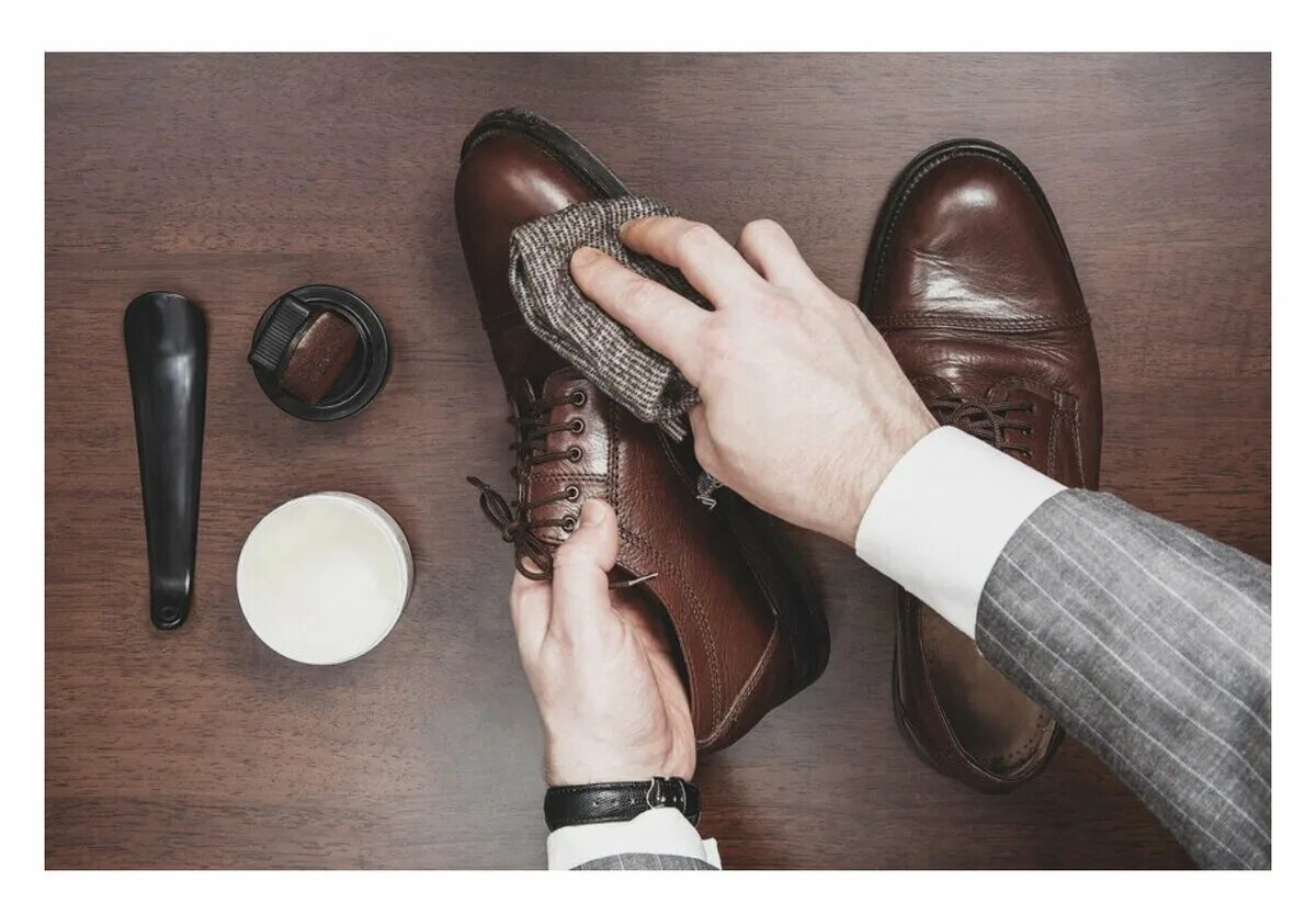 Чистка обуви. Кожаные туфли. Обувь для мужчин. Мужчина начищенные ботинки. Как разносить кожаную обувь в домашних условиях
