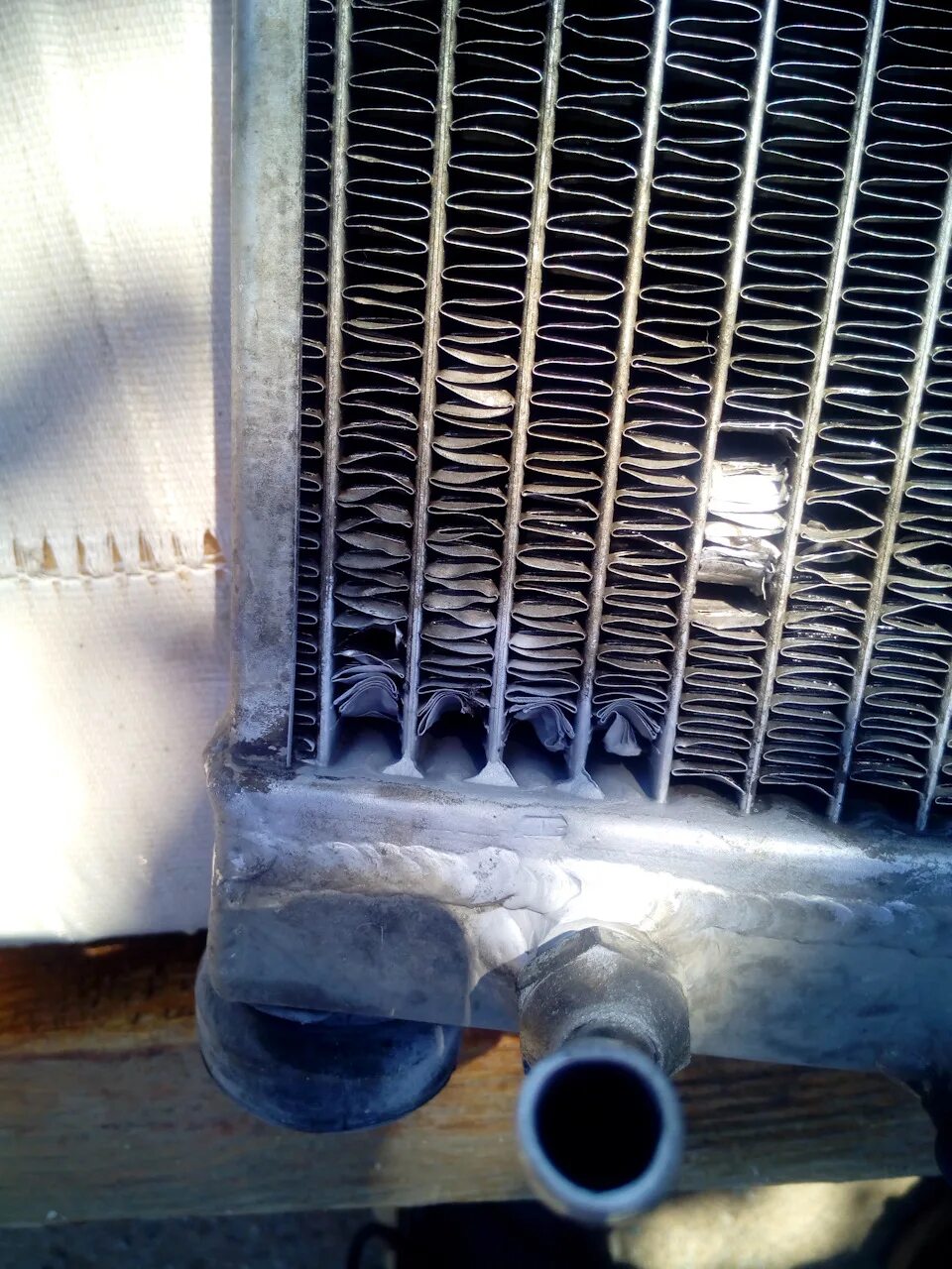 Алюминиевые радиаторы потекли. Фитинг АТ алюминиевого радиатора Honda. Течет радиатор Tahoe. Крепление радиатора Honda HRV.