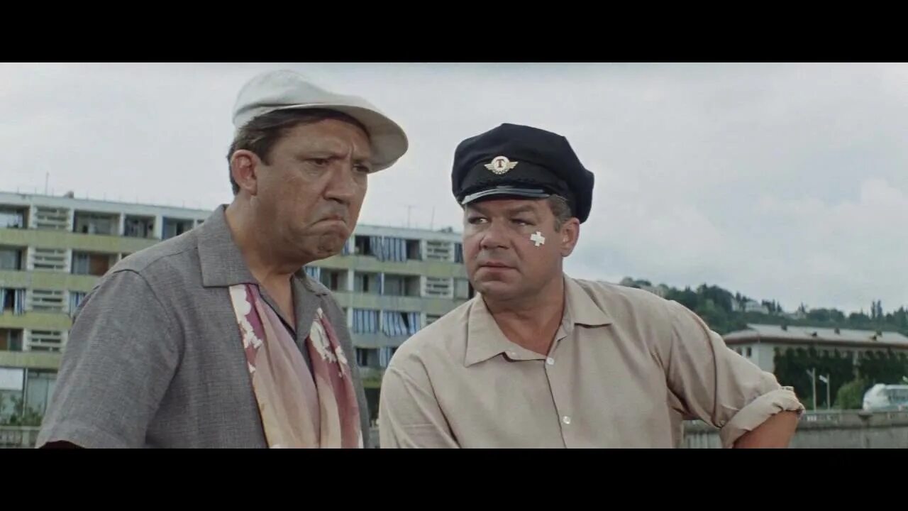 Отель атлантик фильм бриллиантовая рука. Бриллиантовая рука как выглядит. Бриллиантовая рука как выглядит. Александра лисютина бриллиантовая рука. Юрий никулин бриллиантовая рука.