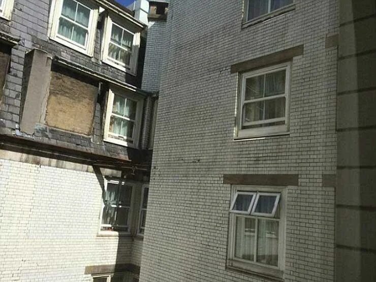 Ужасный вид из окна. Плохая вид. Некрасивый вид из окна. Ужасный вид из окна. Плохой вид из окна.