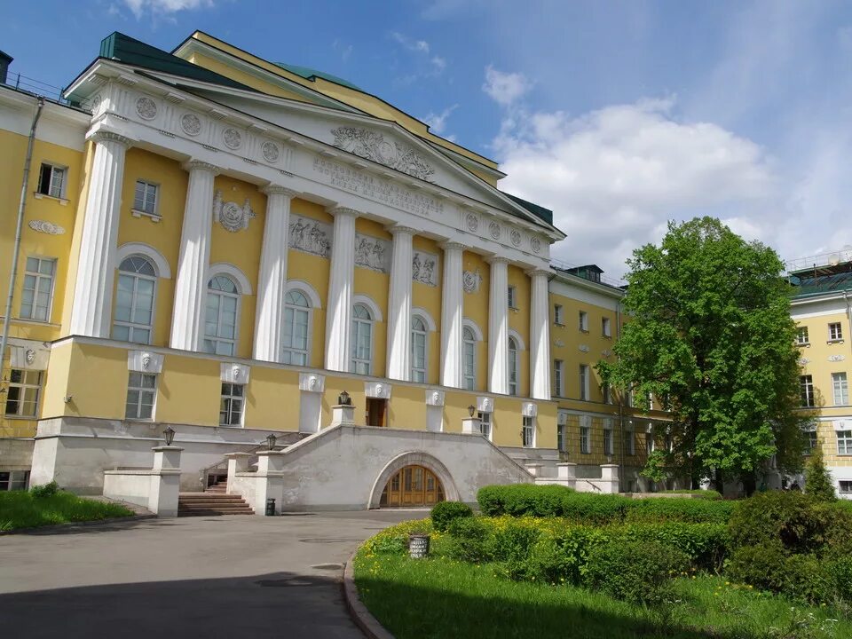Москва ампир здания. Московский ипподром жолтовский. Стиль московский ампир. Сталинский ампир в архитектуре москвы. Большой театр (россия).