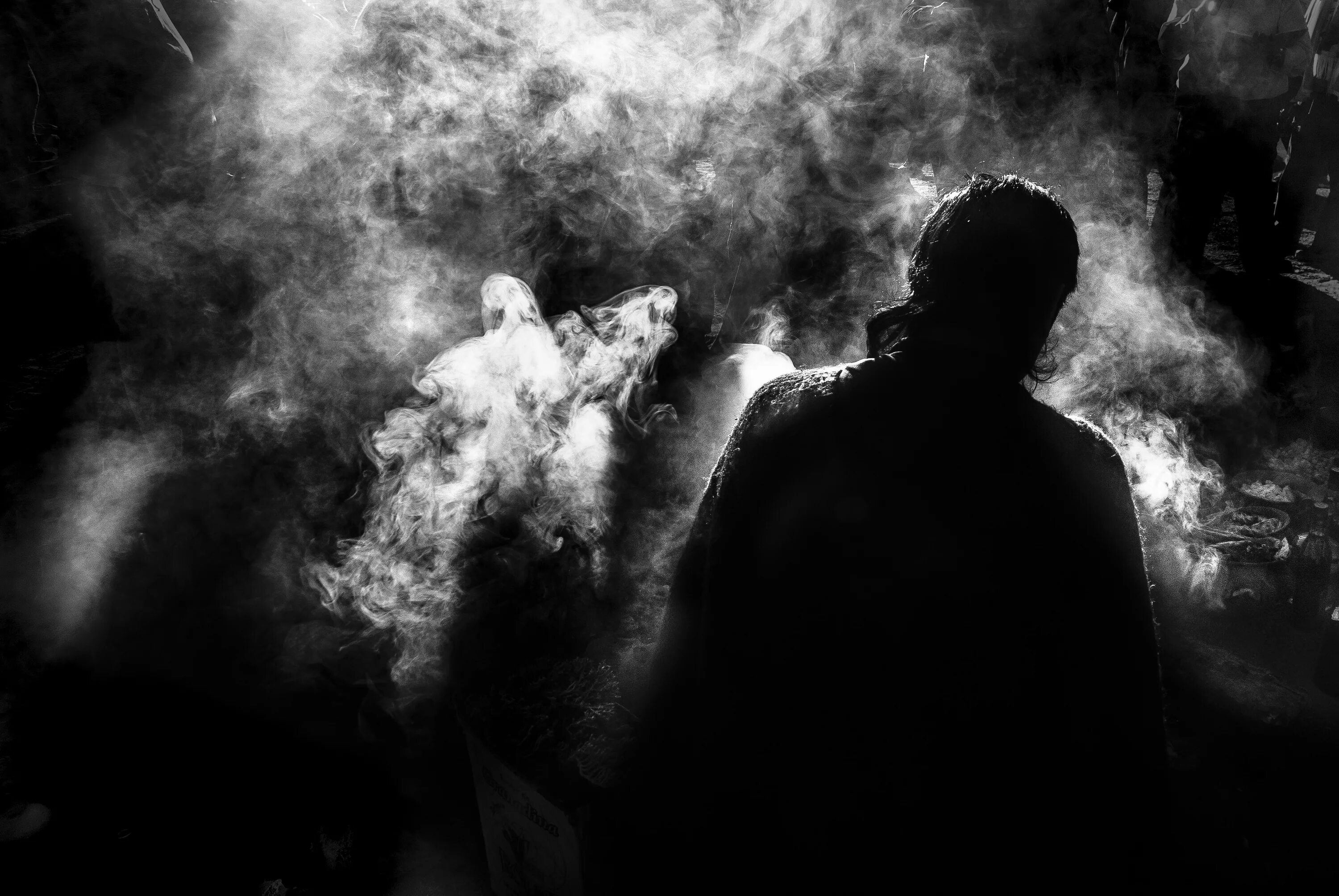 Слушать во тьме и мраке наша жизнь. Дым силуэт. Человек в дыму. Тёмный силуэт во тьме.