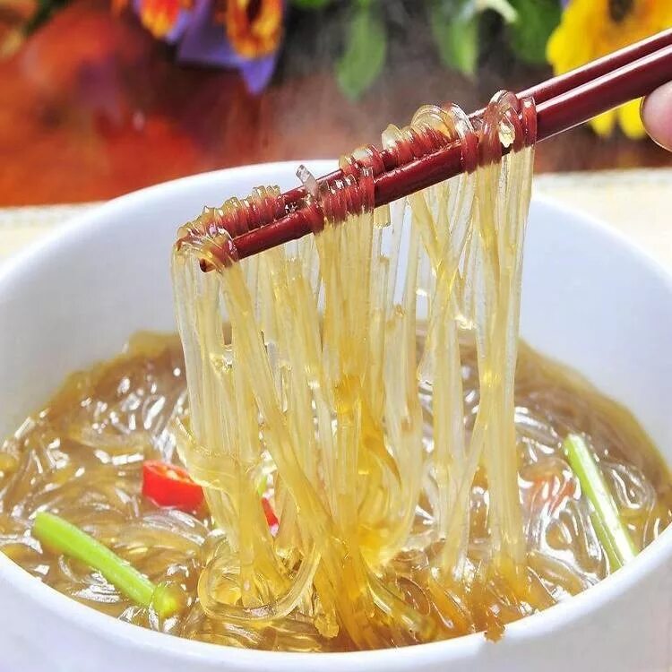 Лапша из картофеля. Толстая корейская фунчоза лапша. китайская лапша прозрачная. стеклянная тайская лапша. прозрачные макароны.