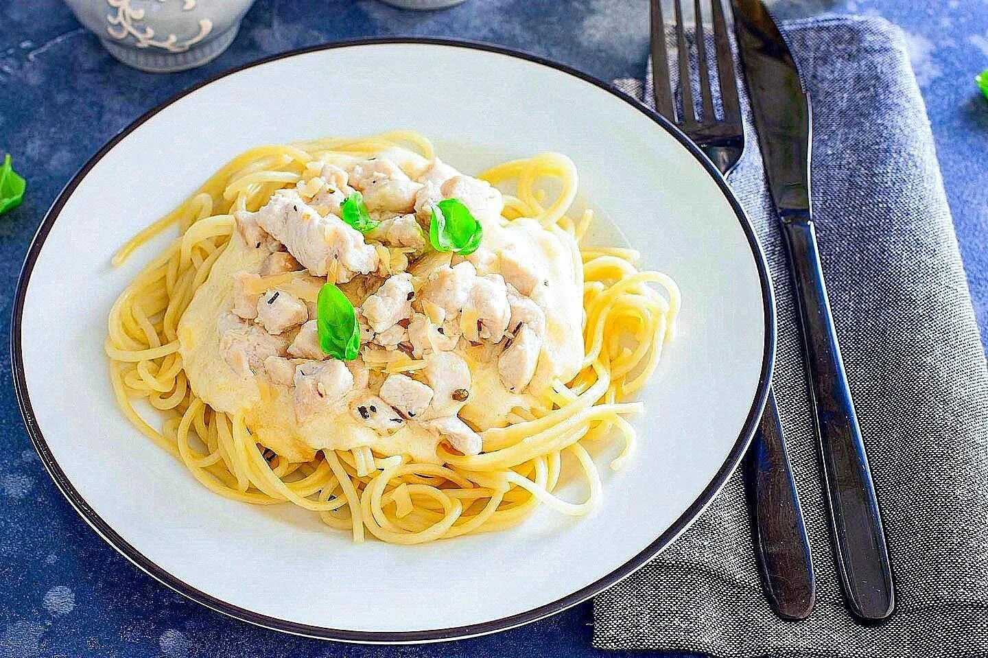 Рецепт куриного филе с макаронами. Спагетти с куриным филе. куриное филе со спагетти. паста с курицей в сливочном соусе. спагетти в сливочном соусе с сыром.