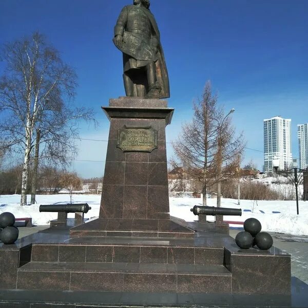 В н татищев создатель какого памятника культуры. Памятник Татищеву в Перми на Разгуляе. Памятник в. н. Татищеву. В Н Татищев памятник культуры. Памятники в н Татищева.