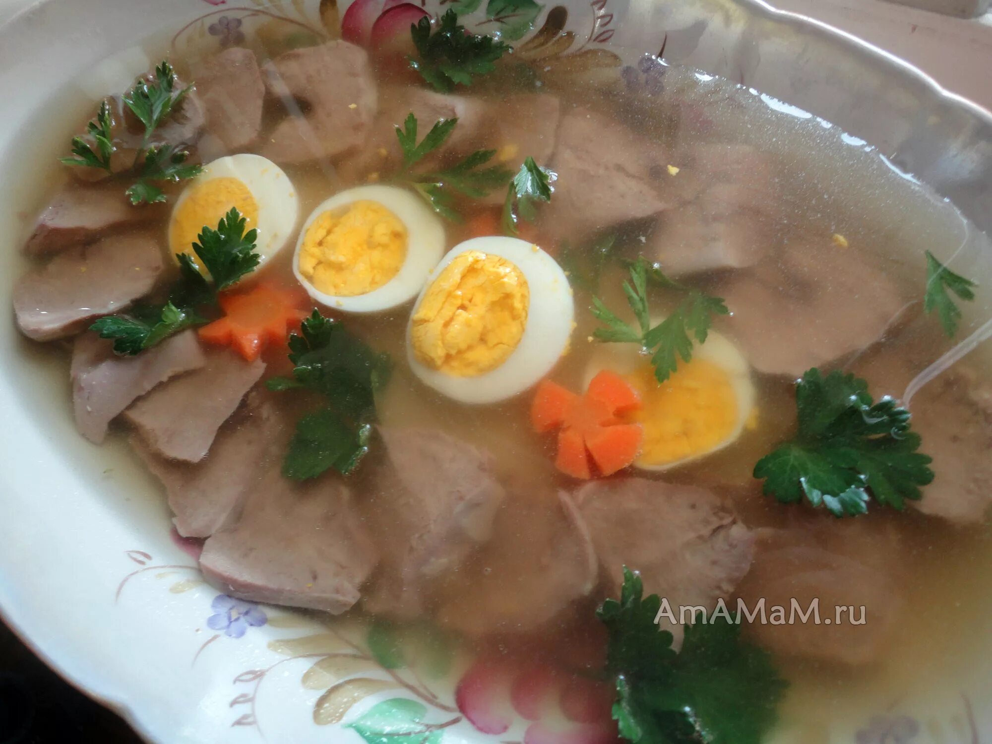 рецепт заливных языков свиных. заливное с языком. рецепт заливных языков свиных. заливное из языка говяжьего. украшение заливного из языка.