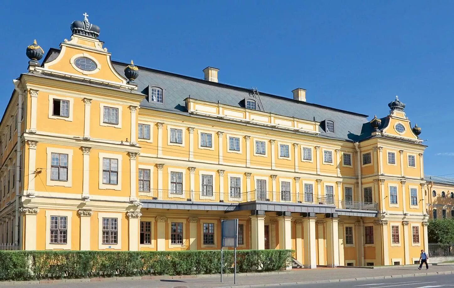 Двореца как читать. Санкт-петербург эрмитаж зимний дворец. Екатерининский дворец екатеринбург. Двореца как читать. Дворец культуры яссы румыния.