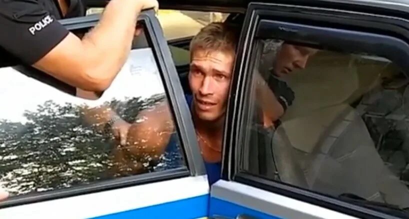 Спас девочку от насильника. Школьник спас девочку от насильника. спас девушку от насильника. мальчик спас девочку от маньяка.