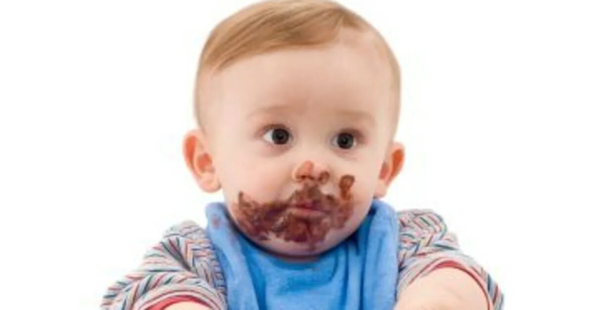 Пятна от шоколада. Ребенок ест шоколад. Шоколадки для детей. Шоколадные конфеты для детей.
