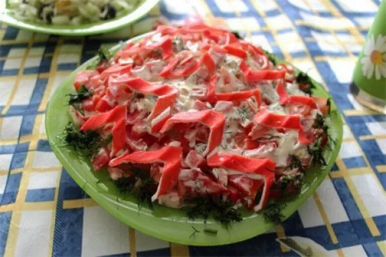 салат арбузная долька пошаговый. салат красная шапочка. острый салат. салаты с рыбой на праздничный стол. салат с семгой и свежими овощами.