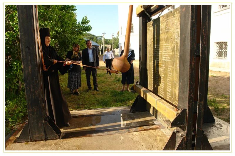 Било это. Било Спасо Елеазаровского монастыря. Била и клепала в монастыре. Деревянное било. Било деревянный колокол.