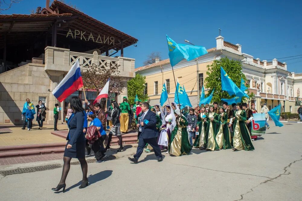 кафа феодосия газета. феодосия памятник афанасию никитину фото. крымские татары в феодосии 1995. крым феодосия керченское шоссе. пляжные товары феодосии.