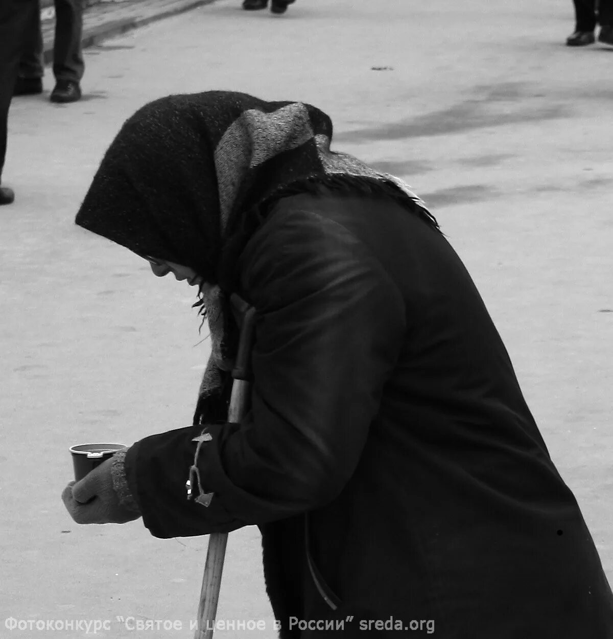 Наша жизнь стоит на паперти и просит. Паперть. нищие у ограды. жизнь на паперти и просит о любви с протянутой. на паперти фото женщина.
