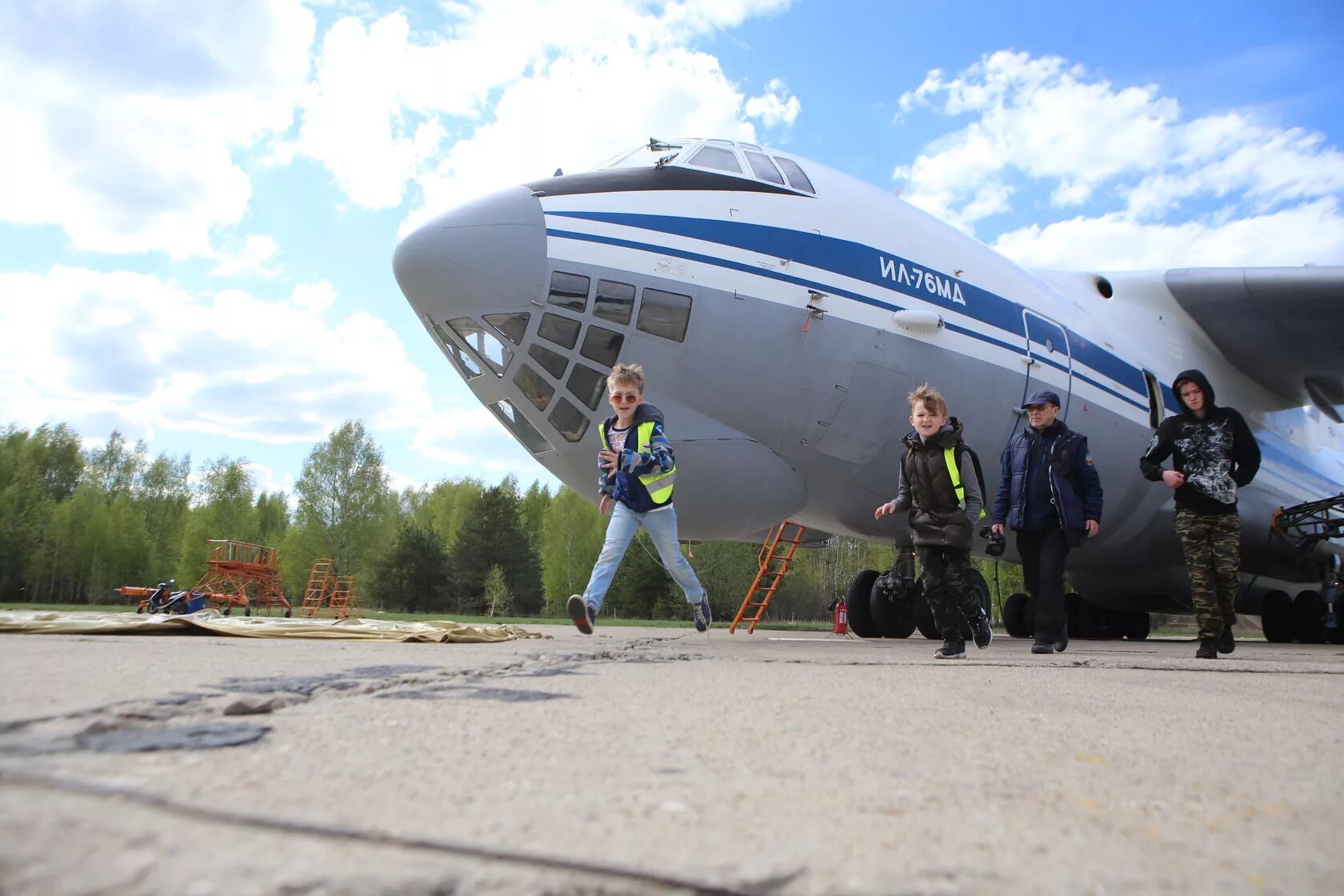 Подмосковье чкаловский. Щелково-10 аэродром Чкаловский. Самолеты Чкаловского аэродрома. Мовчан Чкаловский аэродром. Военный аэропорт Чкаловский Московская область.