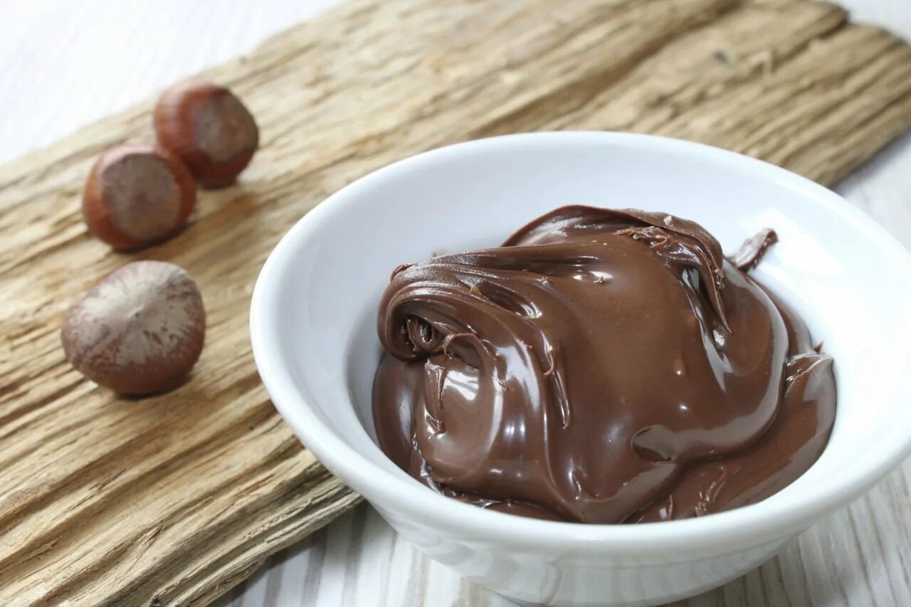 Масло сгущенка шоколад. Шоколадная паста. Шоколад с орехами. Шоколадная паста Нутелла. Шоколадная паста двухцветная.