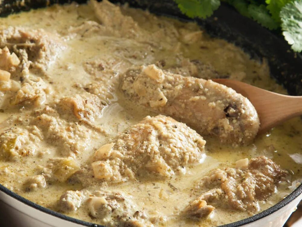 Грузинское блюдо сациви. Как называется блюдо курица с орехами. Сациви из курицы по-грузински. Блюда с орехами. Курочка чахохбили.