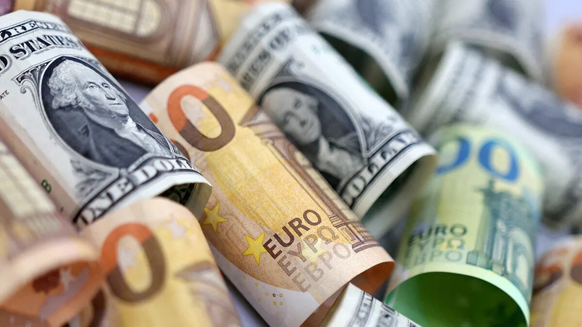 2023 наличными деньги. Доллар и евро. Евро. Деньги евро. Доллар евро рубль.