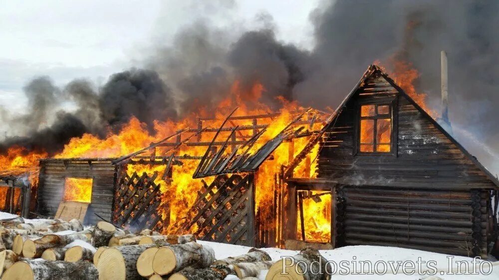 Сгоревшая изба. Gorit derevianni dom. Загорелась изба. Загорелась изба. Горящий сарай.