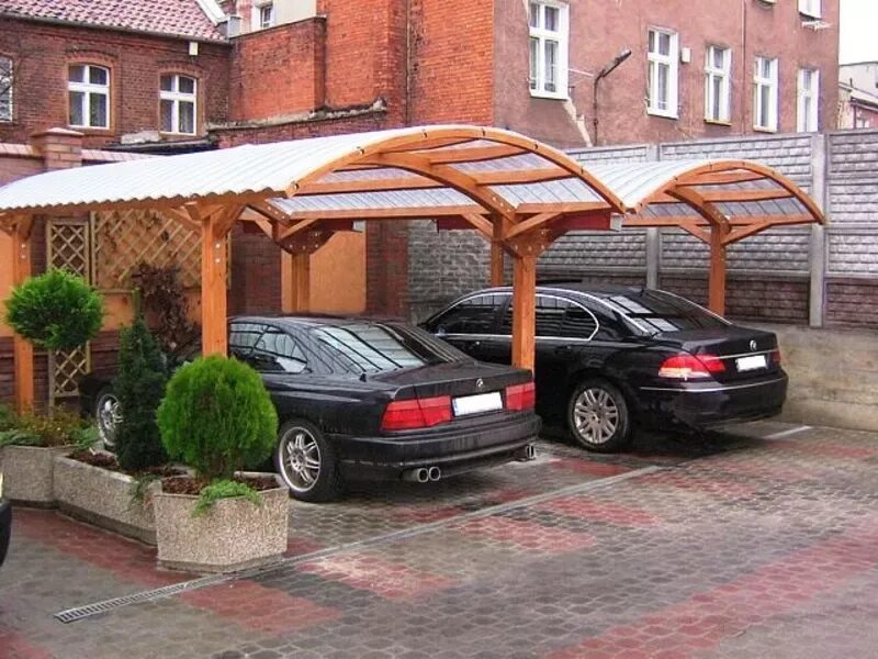 Шумозащитный экран из поликарбоната. Навес от снега. Крытый двор в частном доме. Защитные дворики. Гараж с навесом.