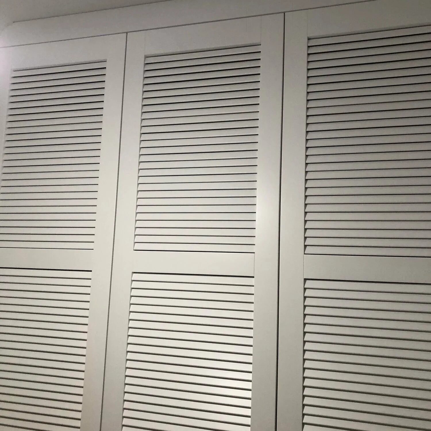 Шкаф в полоску. Дверки жалюзийные 20х594х850 (а хвоя). Шкаф купе жалюзийные двери. Шкаф с рифлеными фасадами. Жалюзийные двери межкомнатные.