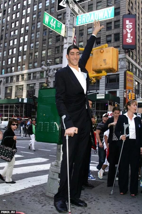 Самый высокий человек в мире рост. Самый вычкой человек в мире.