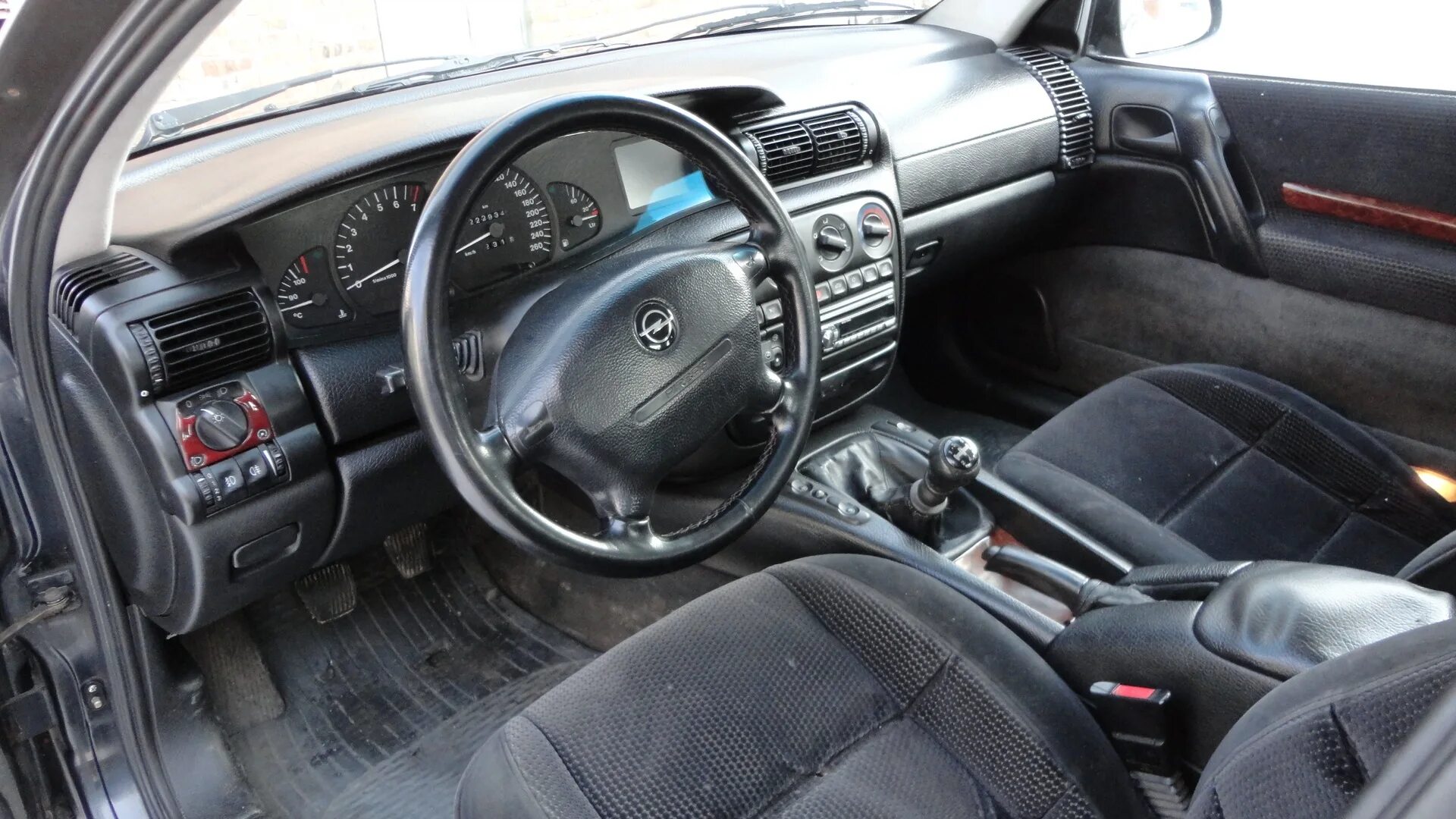 Салон опель омега б. Opel Omega 2002 салон. Opel Omega 1997 универсал салон. Opel Omega b 1994 Interior. Opel Omega b 1994 салон.