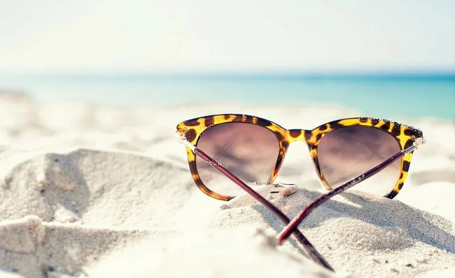 Солнечные очки на песке. Очки пейзаж. Сейшелы очки на песке. Оставили очки на пляже.