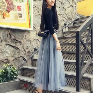 Анасы балаларының көзінше еркелетеді