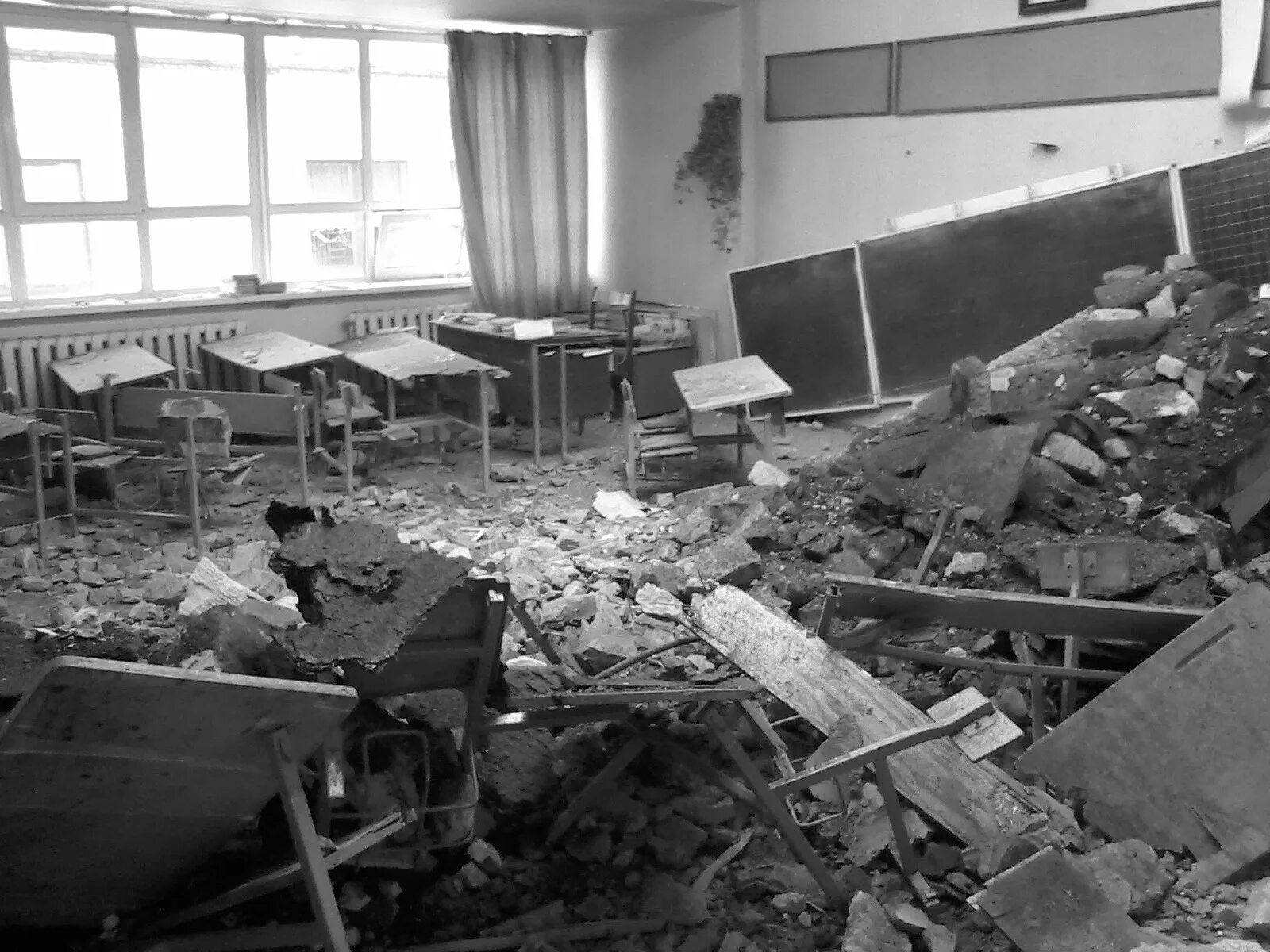 Обстрелянная школа в Горловке. Разрушенная школа в Украине. Разрушенные школы Донбасса. Разрушенные школы после войны.