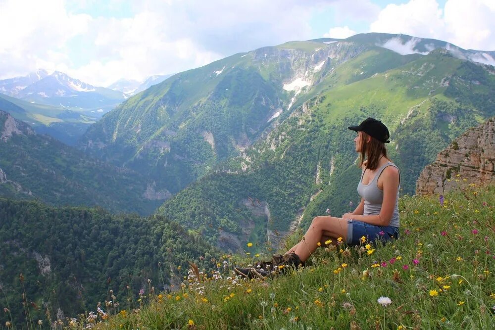 Девушка на фоне гор. Фотосессия в горах летом. Отпуск в горах. Девушка в горах летом. Фотосессия в горах летом.