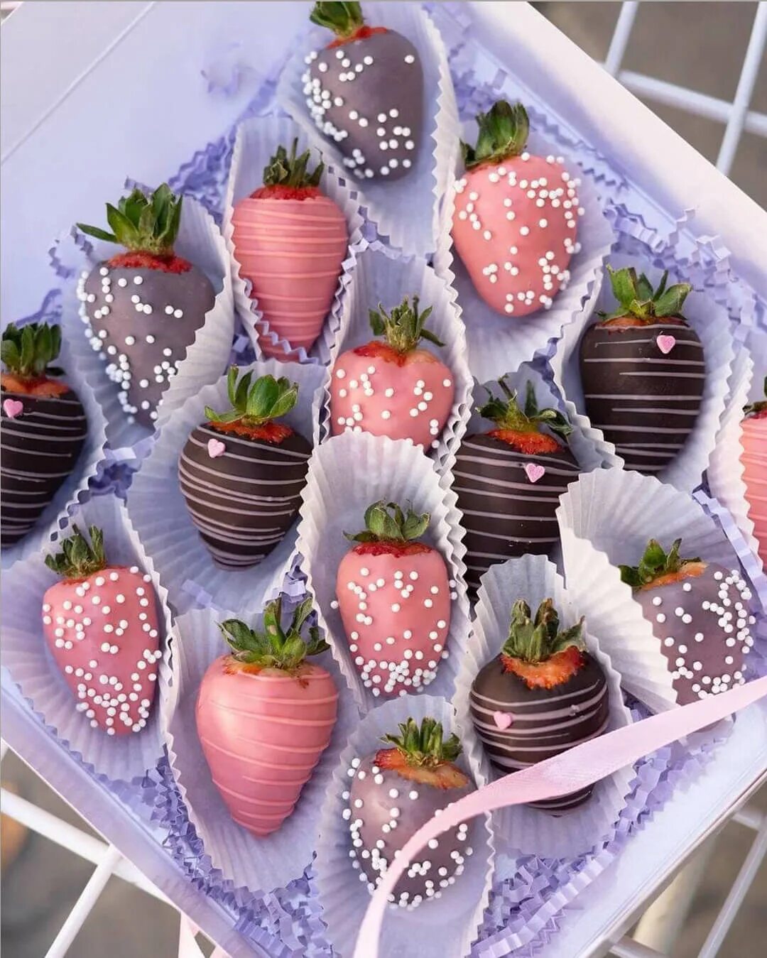 набор из клубники в шоколаде. клубника в шоколадной глазури. клубника в шоколаде срок. ягоды в шоколаде. клубника в шоколаде chocoberry.