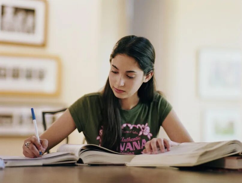 She study for her exams. Человек делает домашнюю работу. Делать домашнюю работу. Домашнее задание студент. Человек делает домашнее задание.