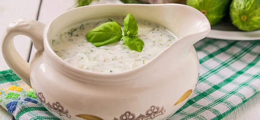 соус сметанный с чесноком и зеленью. соус цезарь от шеф повара. соус сметанный с зеленью. соус с зеленью и чесноком. сузма катик.