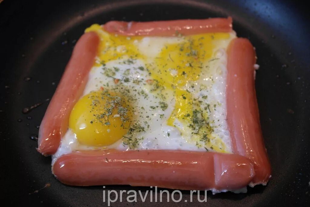 запеканка с сосисками и картофелем. пирог с сыром и сосисками на завтрак. завтрак из яиц и сосисок. завтрак из яиц и хлеба и сыра. сыр колбаса мука яйцо.