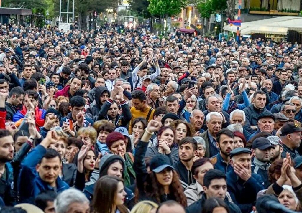 Жители еревана. Толпа азербайджанцев. Толпа в Армении. Армения люди. Массовые движения.