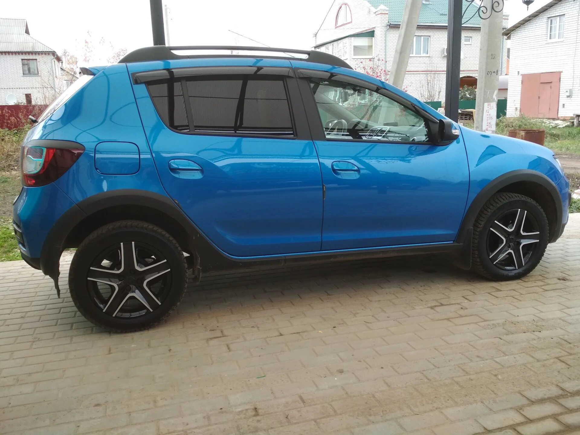 Renault sandero stepway диски 16. Проставки на рено сандеро степвей 2. Колеса на сандеро 2. Рено степвей на 18 колесах. Logan stepway r18.