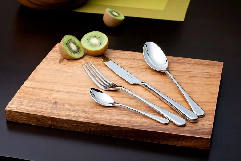 Красивые столовые приборы. Столовые приборы сервировка. Столовые приборы на столе. Столовые приборы на тарелке. Сервировка ложка вилка.