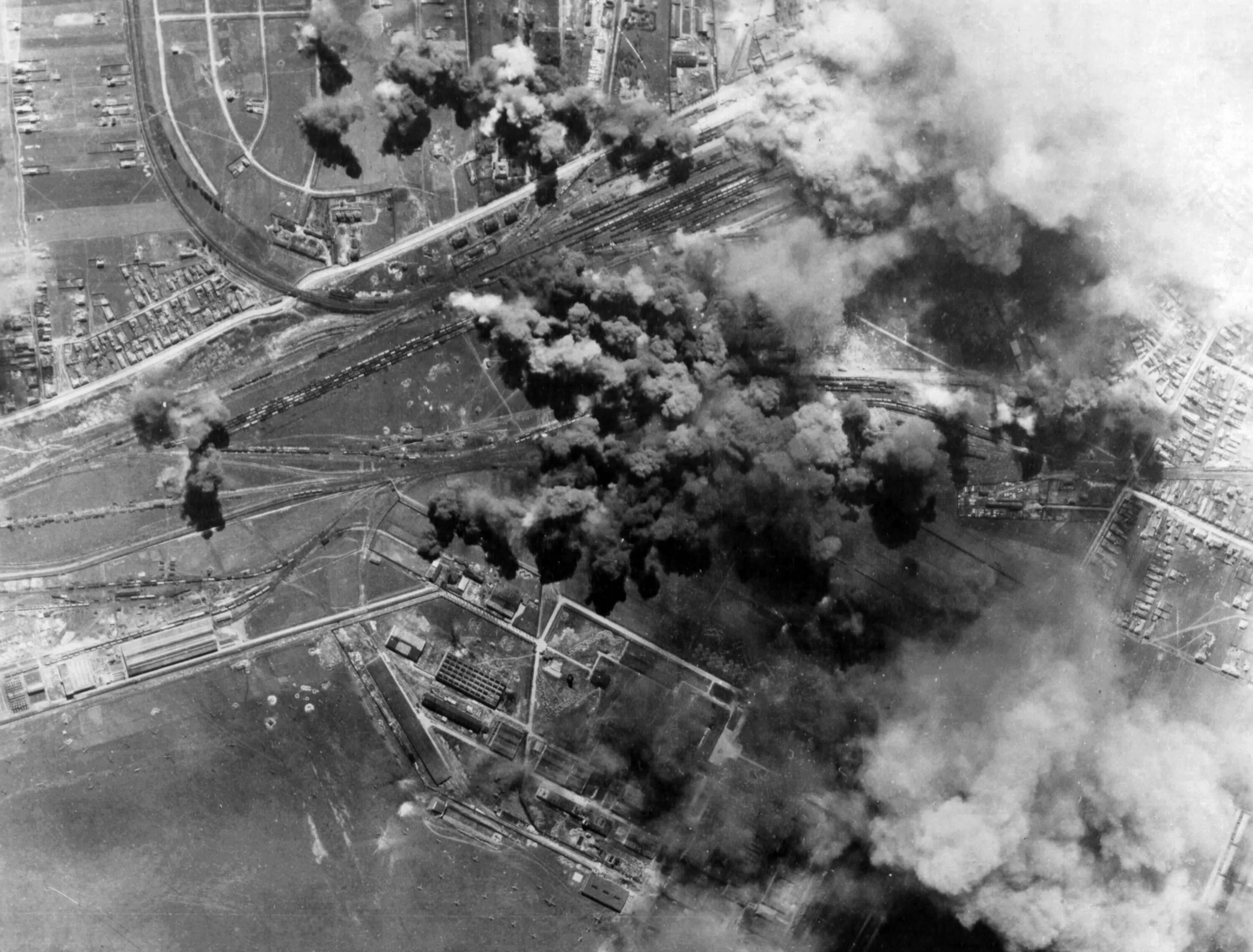 Москву бомбят. Бомбардировка Ярославля 1943. Бомбардировка Берлина 1942. Бомбардировка Ярославля 1943 год. Бомбардировка Берлина в 1941.