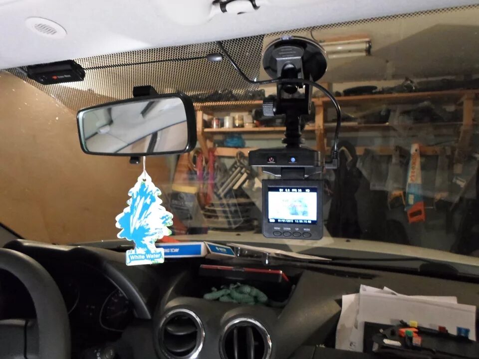 Видеорегистратор на панель автомобиля. Регистратор штатный рено дастер. видеорегистратор на торпеду автомобиля. регистратор с навигатором на торпеду. регистратор андроид на торпедо.