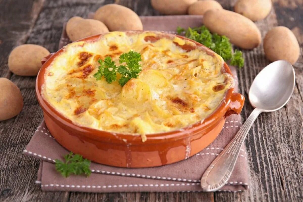 Запеканка с картошкой и сметаной. Картофельная запеканка гратен. Картофель в сметане в духовке. Запеканка с картошкой и грибами в духовке. Запеканка картофельная с фаршем в духовке.